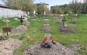 В мэрии Мариуполя сообщили, что в каждом дворе города появились могилы