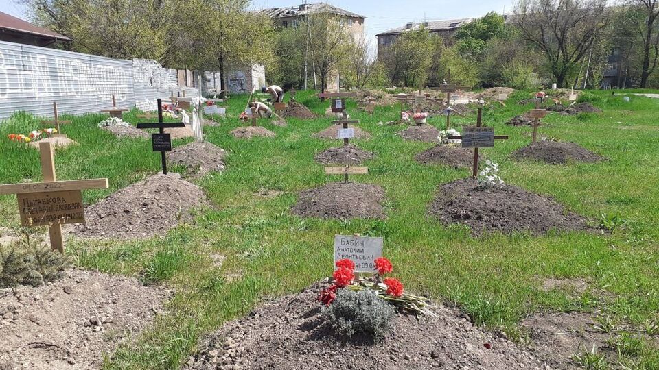 У мерії Маріуполя повідомили, що в кожному дворі міста з'явилися могили