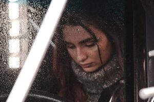 Трінчер: Ця пісня присвячується кожній дівчині, кожній жінці, яку війна розділила з її коханим