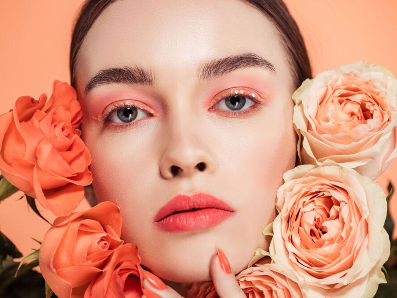 Троянди теплих відтінків підійдуть для подарунка дівчині, подрузі чи родичці