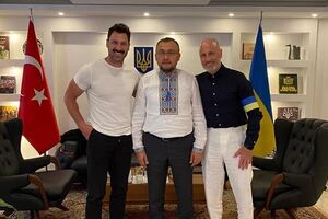 Батько та син Чмерковські зустрілися в Туреччині з послом України Боднарем