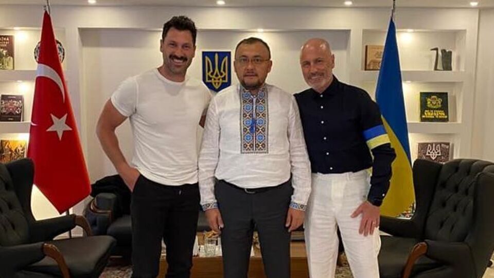 Батько та син Чмерковські зустрілися в Туреччині з послом України Боднарем