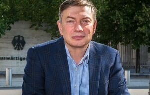 Студенты из "русского мира" считали лохом или извращенцем иностранца, который им бесплатно помогал. Сейчас они работают в МИД РФ