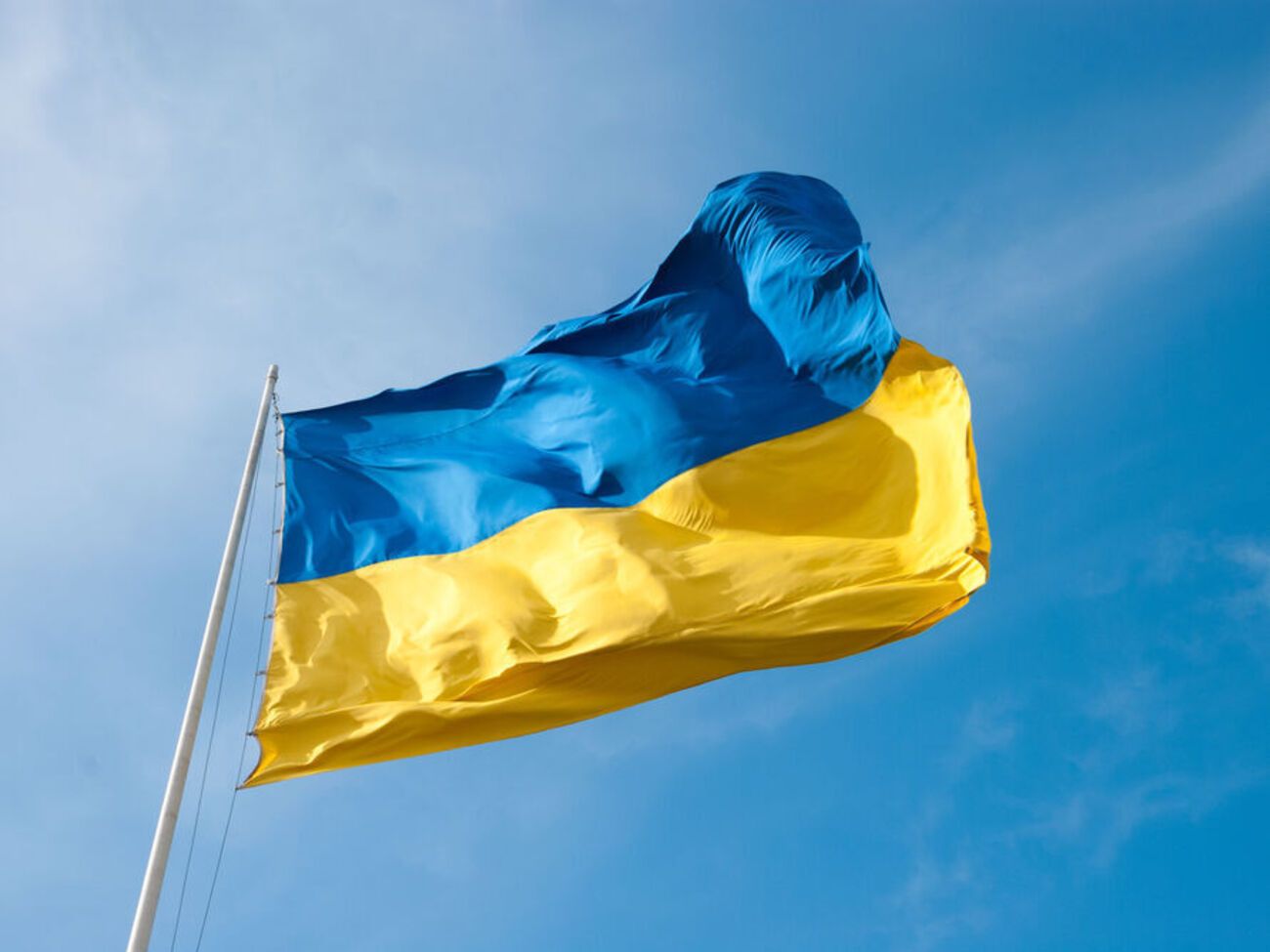 Щоранку місцеві жителі вішають величезний синьо-жовтий прапор навпроти посольства РФ