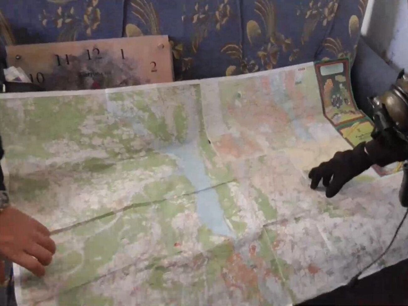 По данным полиции, мужчина показывал российским военным позиции для расположения техники, с которых они вели обстрелы