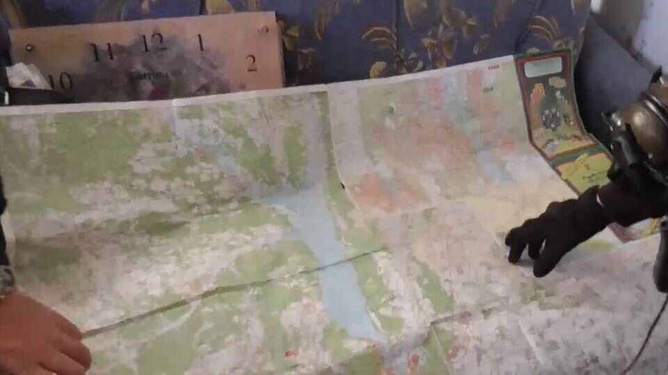 По данным полиции, мужчина показывал российским военным позиции для расположения техники, с которых они вели обстрелы