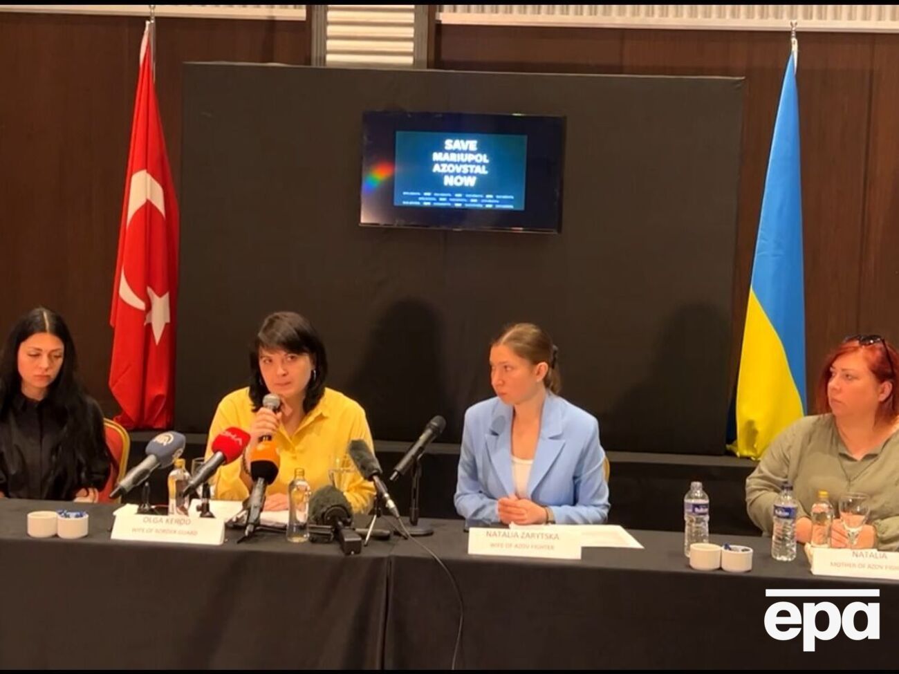 Жінки розповіли, що мають зв'язок із рідними, які перебувають на "Азовсталі"