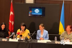 Жінки розповіли, що мають зв'язок із рідними, які перебувають на "Азовсталі"