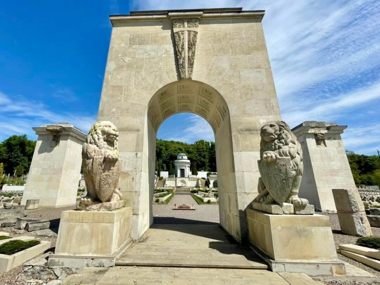 Львы были закрыты деревянными щитами с 2015 года