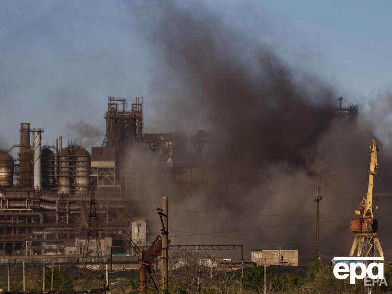 Зеленский сообщил, что украинские летчики доставляли на "Азовсталь" еду, воду и оружие, понимая, что могут погибнуть