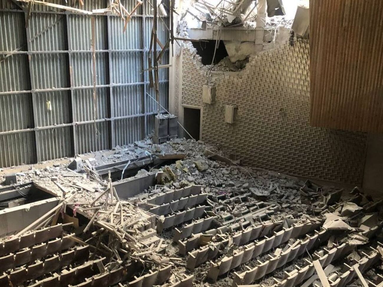 Российские оккупанты разрушили в Лозовой дворец культуры. Фоторепортаж