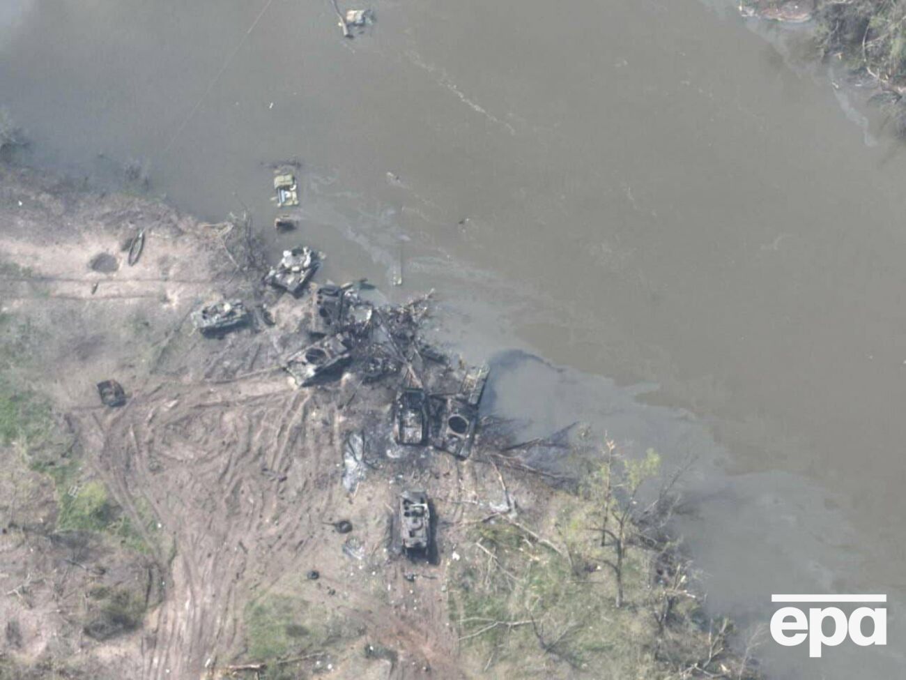 Оккупанты неоднократно безуспешно пытались навести переправы через Северский Донец