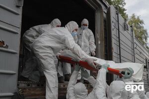 Зеленський сказав, що Україна закликала РФ забрати тіла загиблих окупантів. На фото – процес завантаження у вагон-рефрижератор останків росіян, зібраних під Києвом