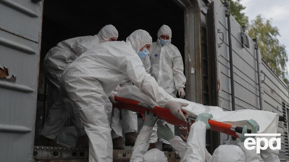 Зеленський сказав, що Україна закликала РФ забрати тіла загиблих окупантів. На фото – процес завантаження у вагон-рефрижератор останків росіян, зібраних під Києвом