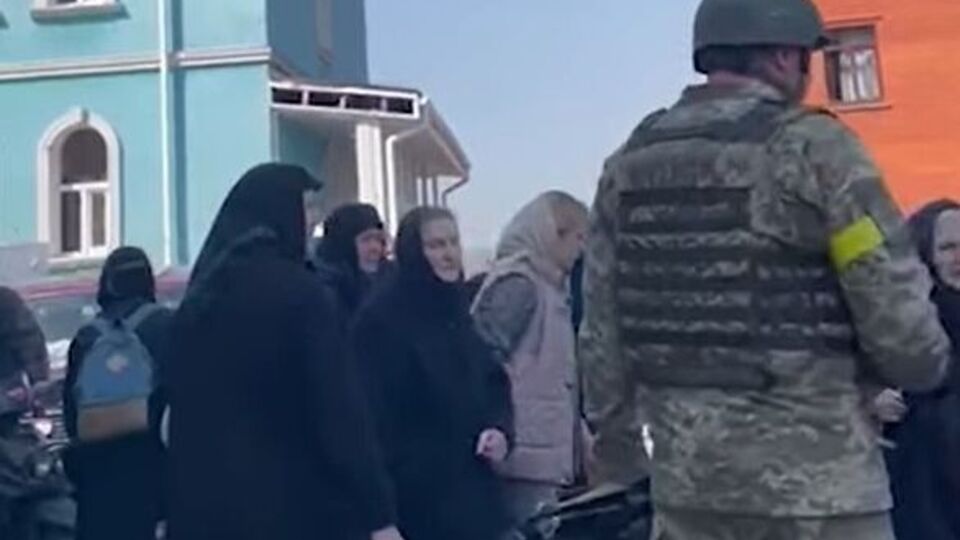 Правоохранители уговорили богослужителей выехать в более безопасное место