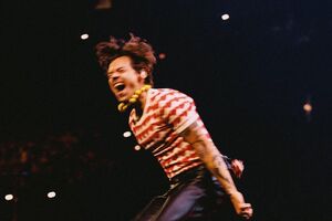 Стайлс исполнил песню Sign Of The Times, накинув на плечи флаг Украины