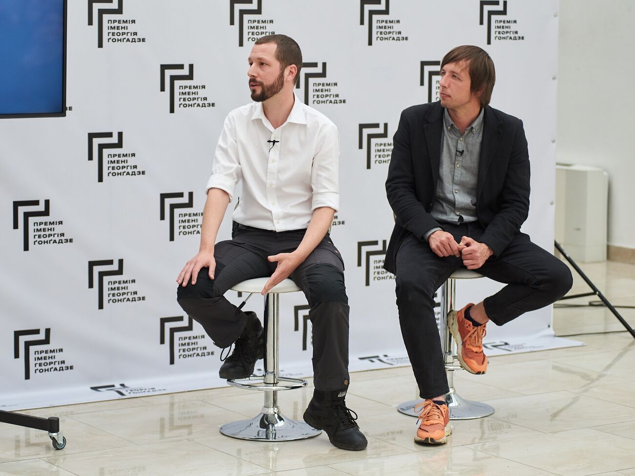 Чернов (ліворуч) і Малолєтка (праворуч) були єдиними представниками міжнародних ЗМІ в оточеному Маріуполі