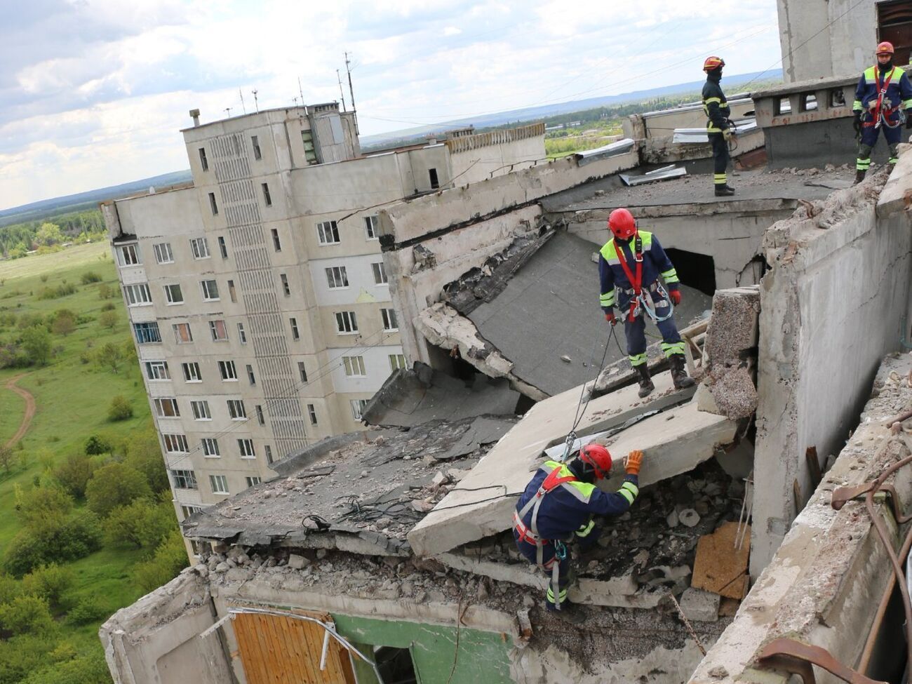 Харьковские спасатели уже разобрали завалы на 98 локациях