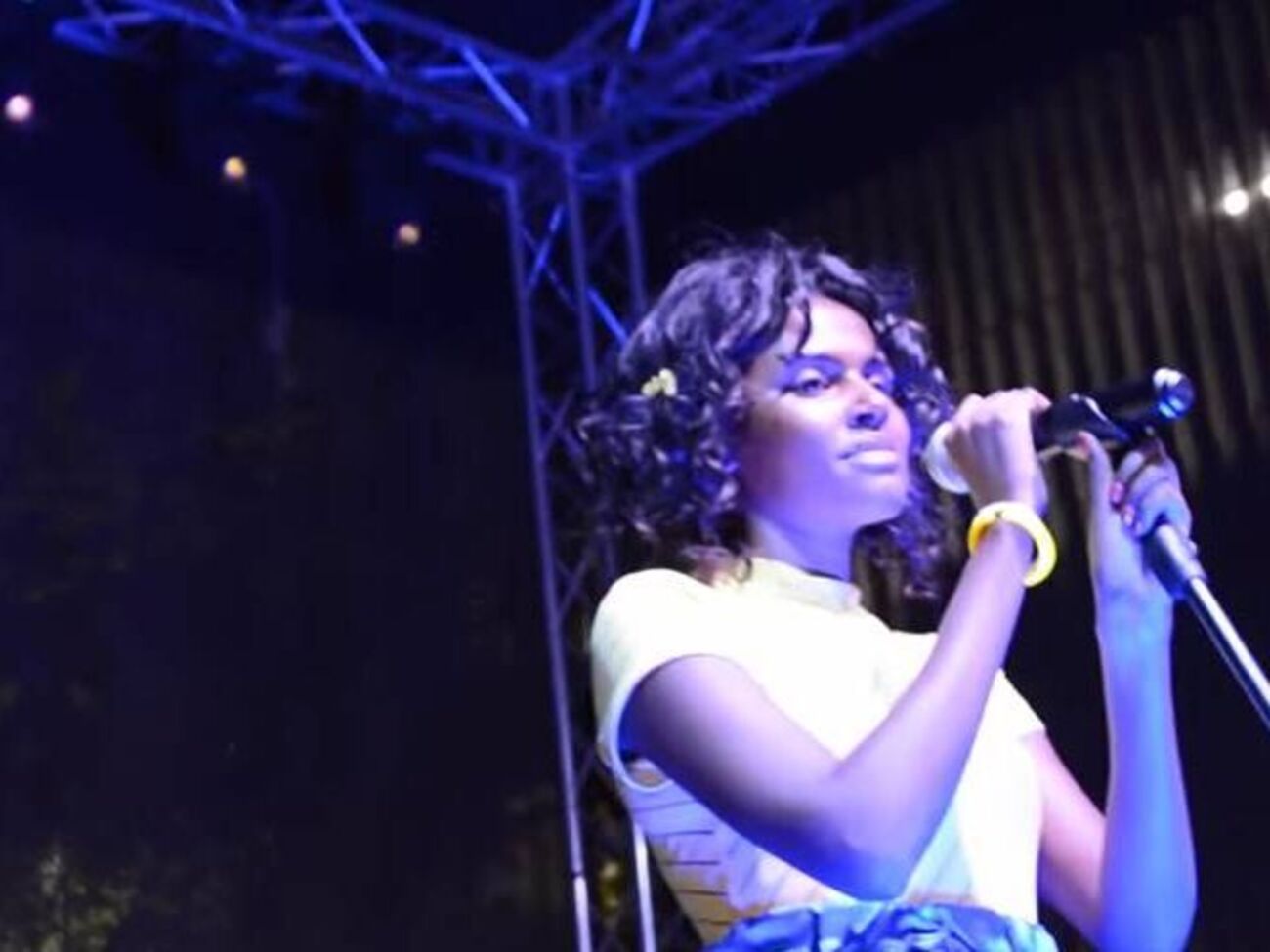 Солистка кенийской группы спела гимн сечевых стрельцов на двух языках