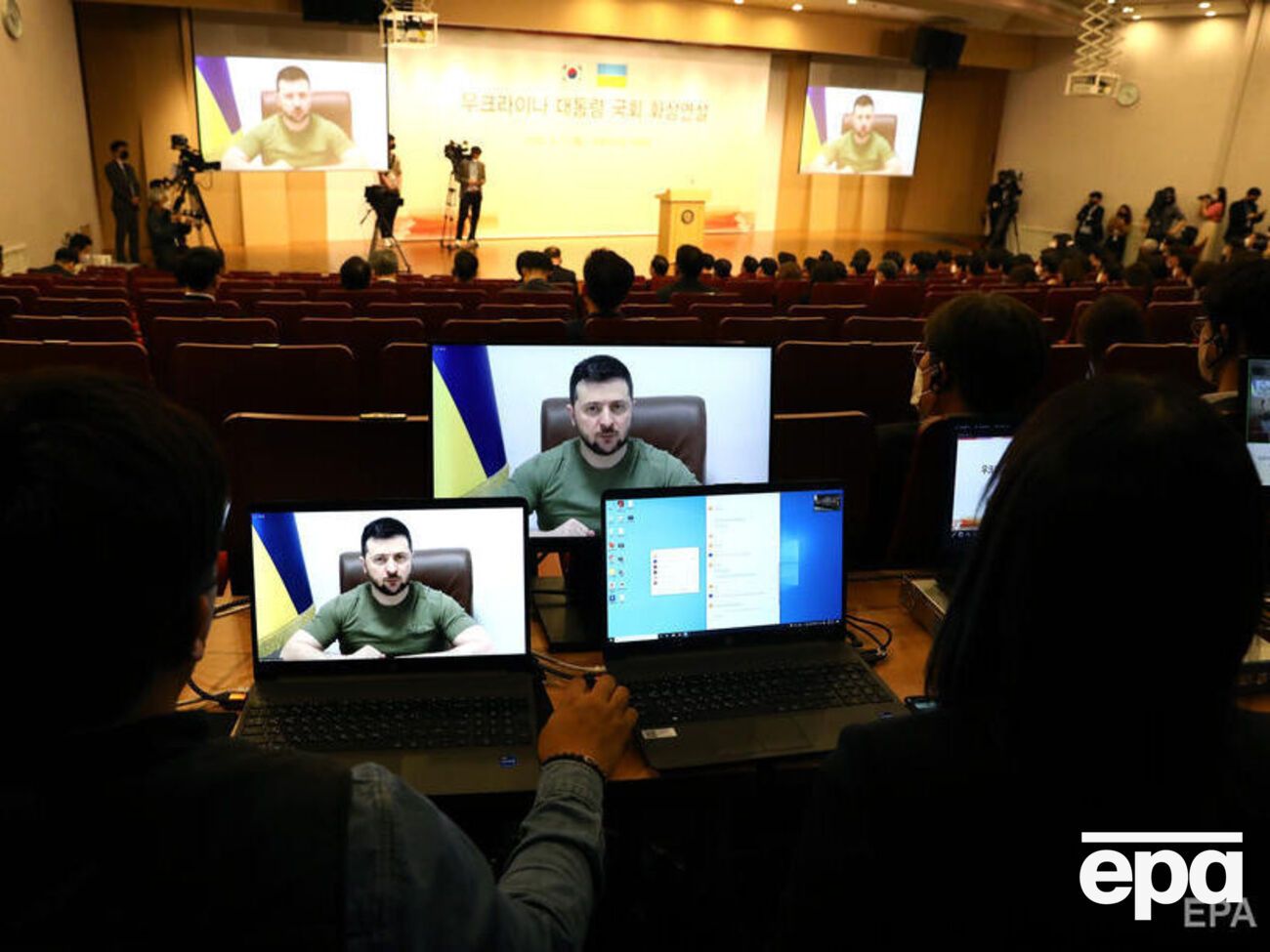 Зеленский выступает перед парламентами по видеосвязи