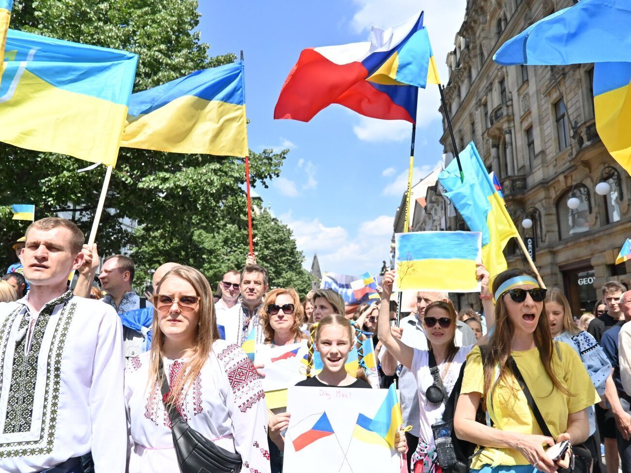 "Слава та мир Чехії!", "Слава ЗСУ!" Тисячі українців вийшли на парад вишиванок у Празі. Фоторепортаж