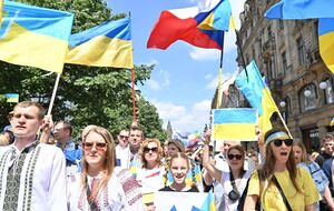 "Слава та мир Чехії!", "Слава ЗСУ!" Тисячі українців вийшли на парад вишиванок у Празі. Фоторепортаж
