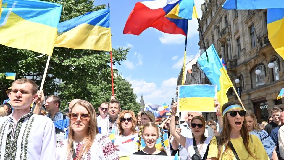 "Слава и мир Чехии!", "Слава ВСУ!" Тысячи украинцев вышли на парад вышиванок в Праге. Фоторепортаж