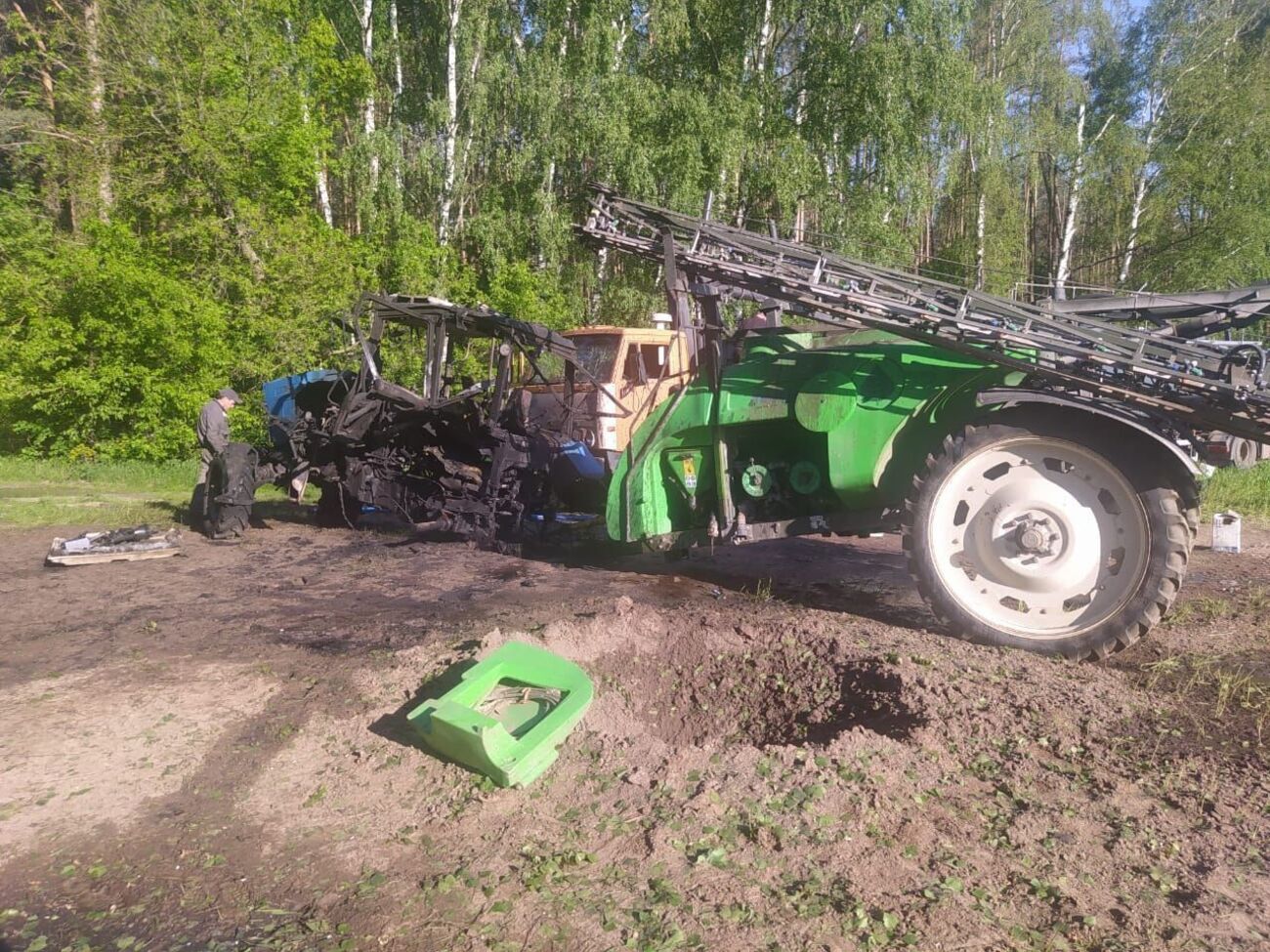 В результате взрыва была уничтожена задняя часть трактора