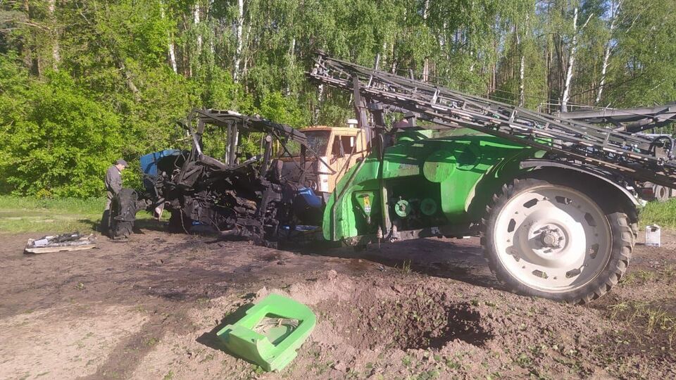 В результате взрыва была уничтожена задняя часть трактора