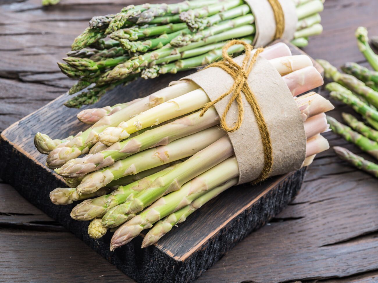 Клопотенко рекомендує подавати спаржу, поливши її лимонним соком