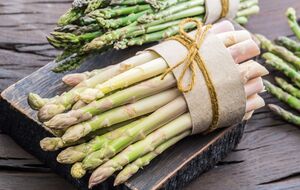 Клопотенко рекомендує подавати спаржу, поливши її лимонним соком