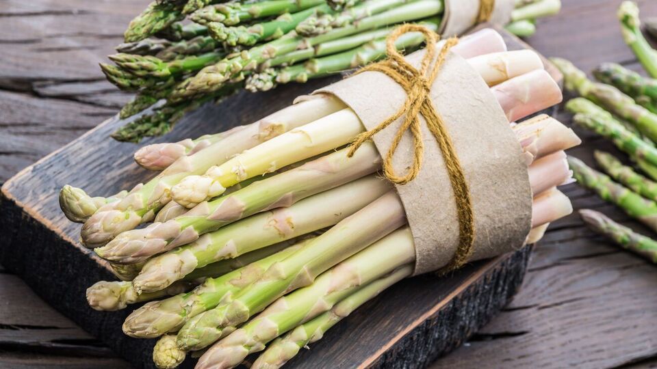 Клопотенко рекомендує подавати спаржу, поливши її лимонним соком