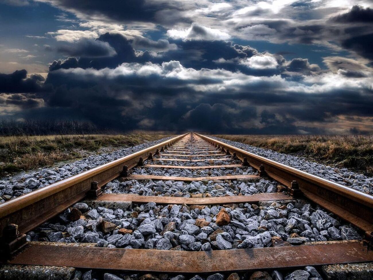 Вследствие ракетного удара железная дорога повреждена