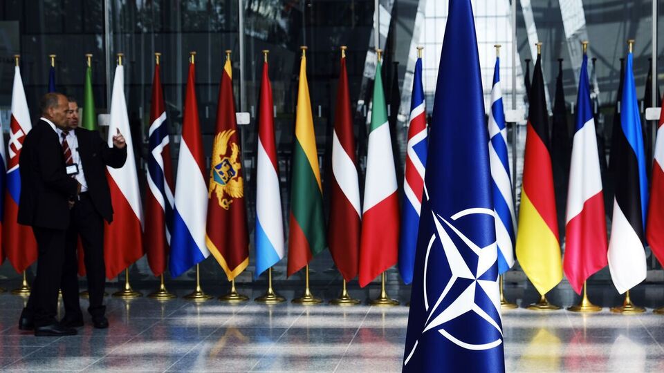 39% українців наполягають на тому, що гарантувати безпеку України може лише вступ у НАТО