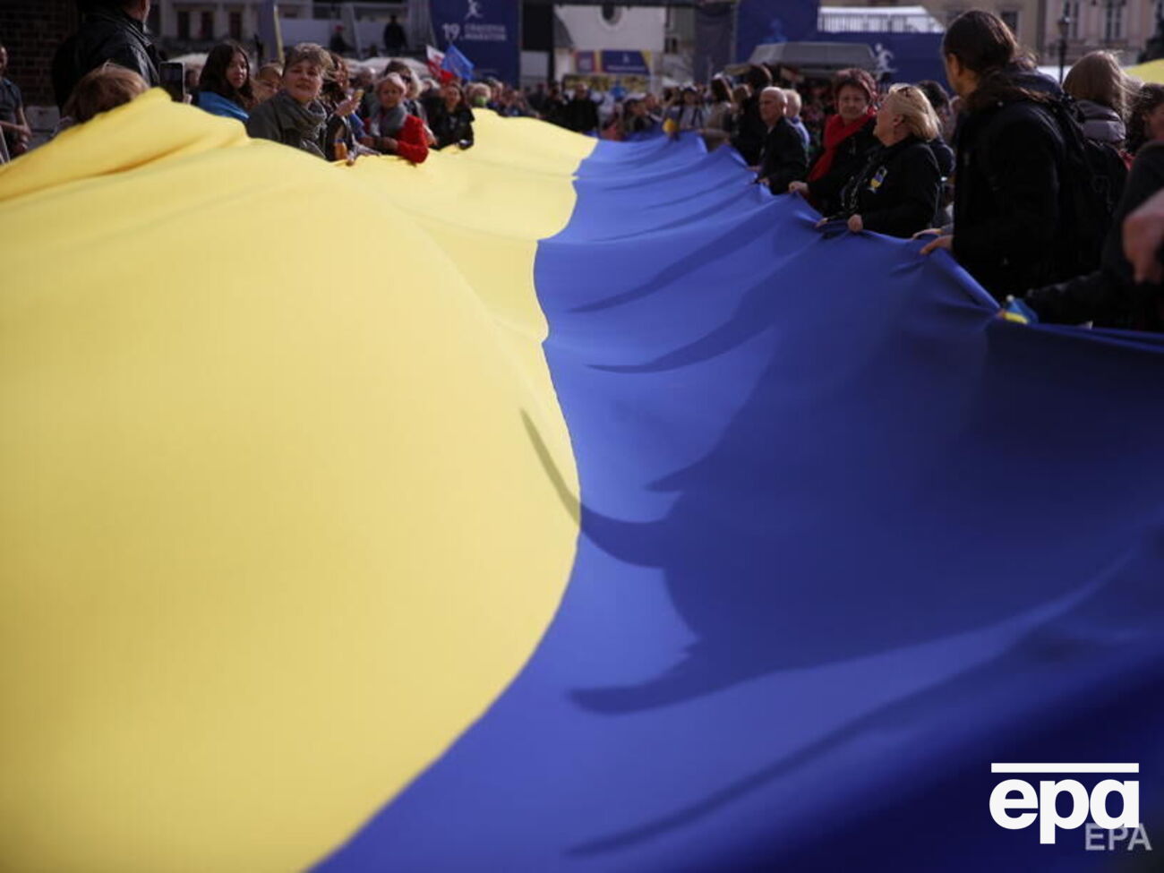 Згідно з результатами опитування, проти будь-яких територіальних поступок виступає більшість населення в усіх регіонах України.