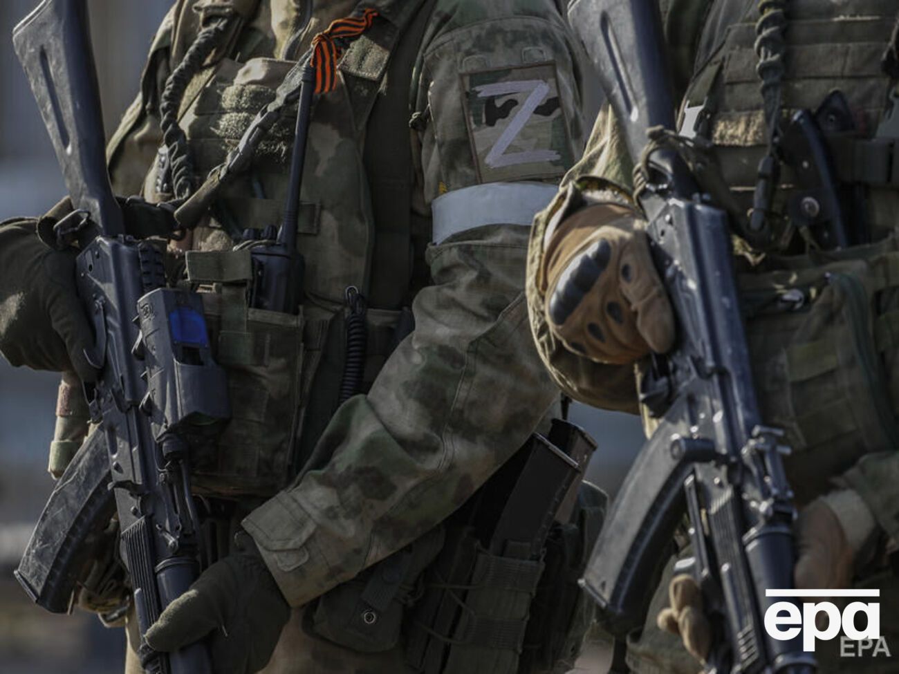 У розмові з дружиною загарбник розповідає про свою мрію перерізати людині сухожилля