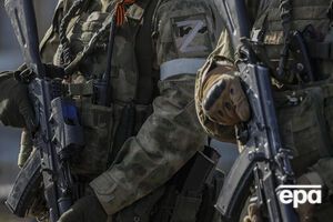 В разговоре с женой захватчик рассказывает о своей мечте перерезать человеку сухожилия