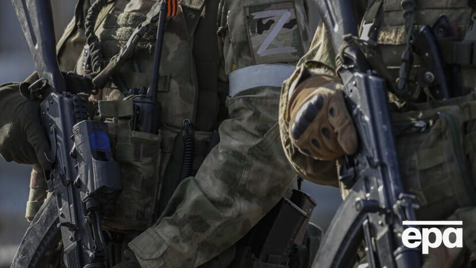 У розмові з дружиною загарбник розповідає про свою мрію перерізати людині сухожилля