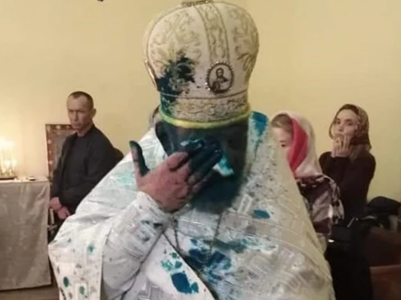 Священника облили зеленкой
