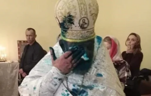 Священника облили зеленкою