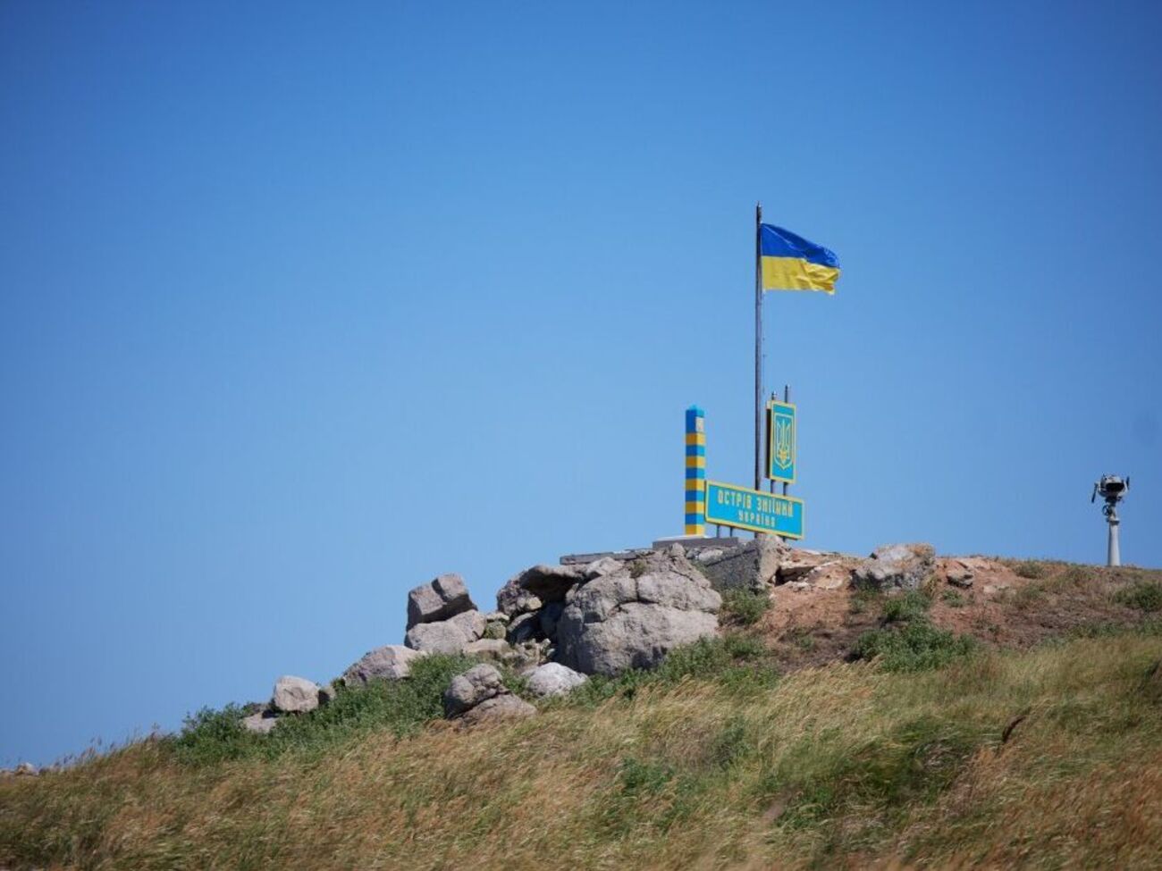 На предложение сдаться пограничники со Змеиного ответили: "Русский военный корабль, иди на х...й"