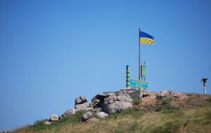 На предложение сдаться пограничники со Змеиного ответили: "Русский военный корабль, иди на х...й"