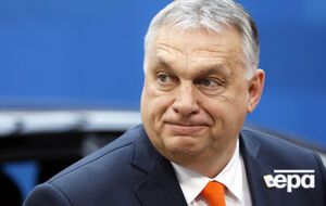 Конца войны в соседней с Венгрией Украине "никто не видит", отметил Орбан