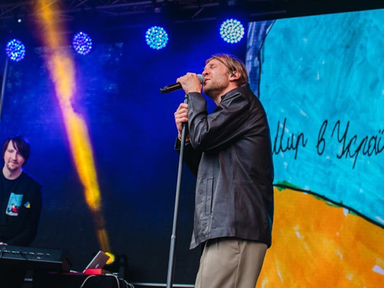 Дорн:&nbsp;Я могу собирать деньги, могу распространять культуру, говорить какие-то важные посылы, благодарить за то, что нас принимают как дома. Это тоже важно слышать