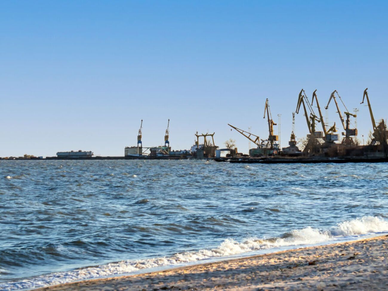В минобороны РФ заявили, что пять иностранных судов вышли из порта Мариуполя