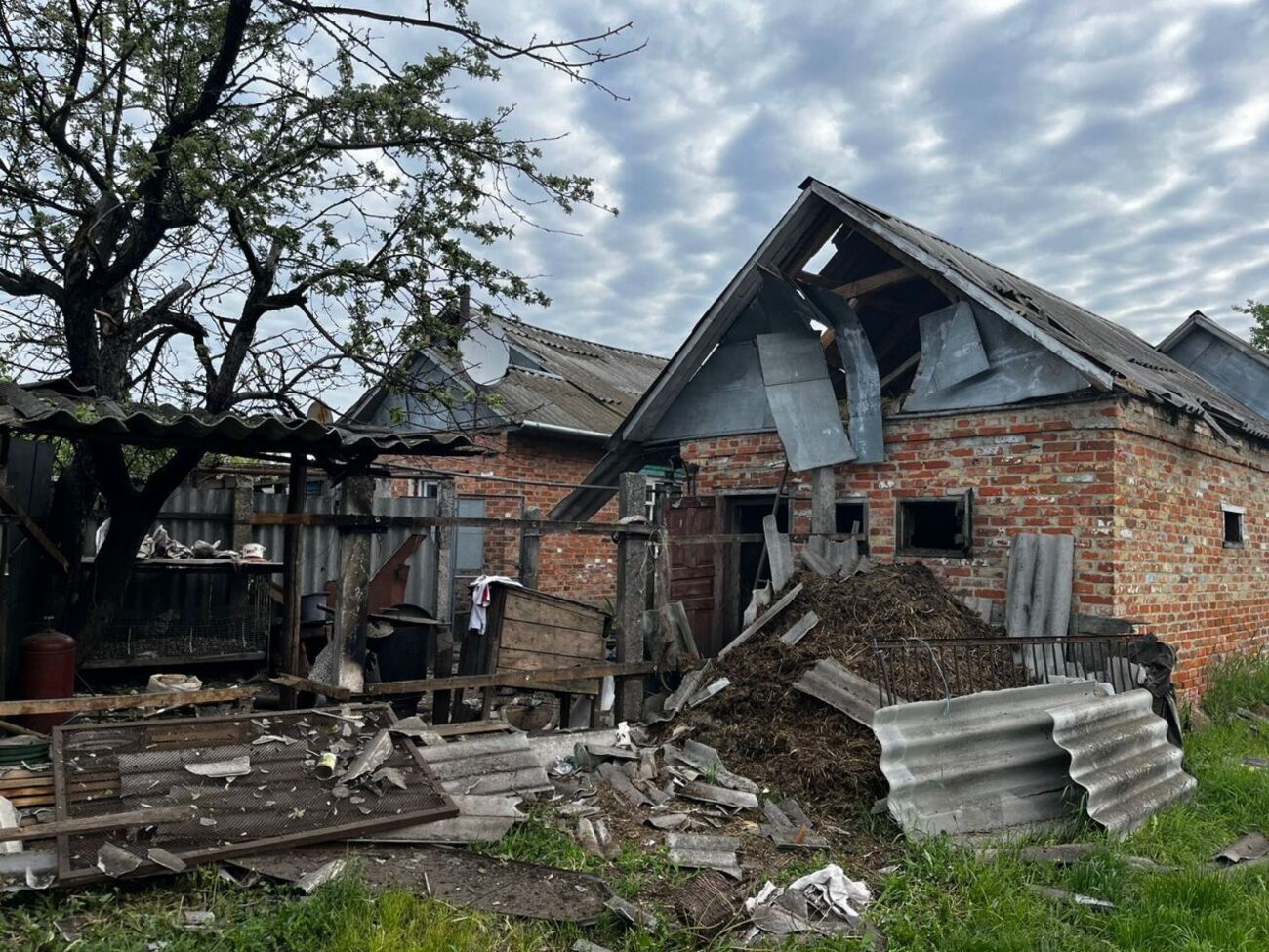По Краснопіллю, за даними Сумської ОДА, ударили ракетами з літака, який не перетинав державного кордону