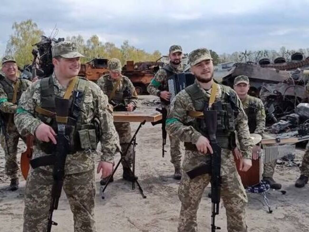 Украинские военнослужащие записали видео на фоне уничтоженной ВСУ российской техники