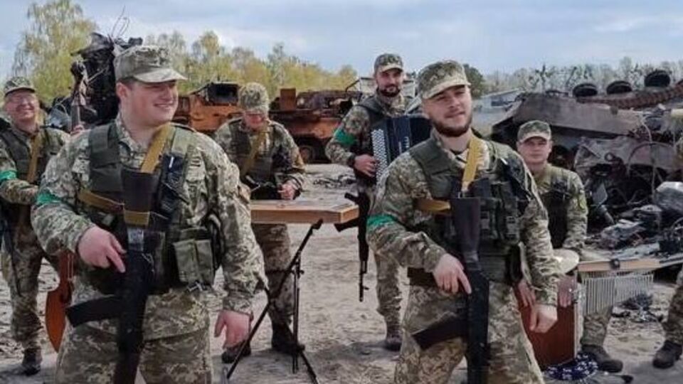 Украинские военнослужащие записали видео на фоне уничтоженной ВСУ российской техники
