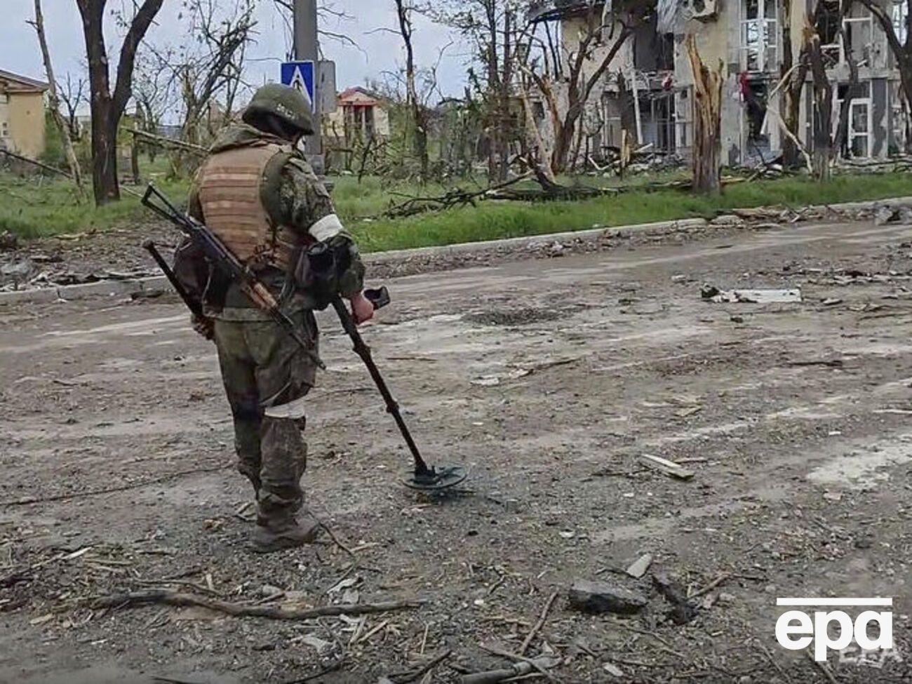 24 травня Андрющенко повідомляв, що під час розмінування "Азовсталі" на міні підірвалося четверо російських саперів