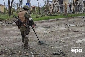 24 травня Андрющенко повідомляв, що під час розмінування "Азовсталі" на міні підірвалося четверо російських саперів